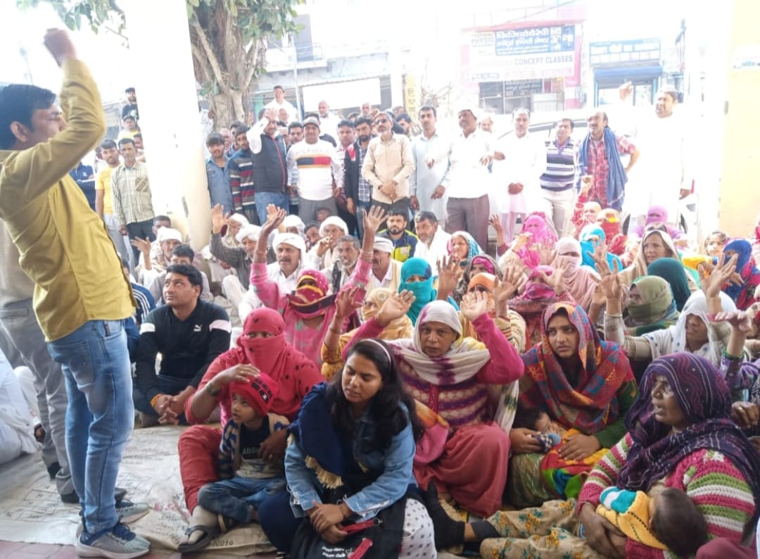 बिजली कर्मियों की गिरफ्तारी के लिए थाने में ग्रामीणों का हंगामा