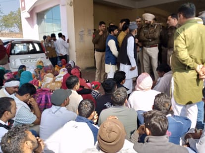 बिजली कर्मियों की गिरफ्तारी के लिए थाने में ग्रामीणों का हंगामा