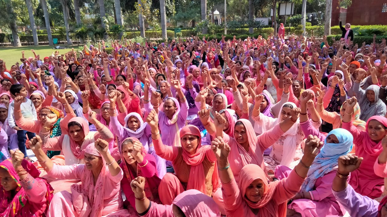 मानसरोवर पार्क में अपनी मांगों को लेकर नारेबाजी करती आंगनबाड़ी वर्कर। संवाद