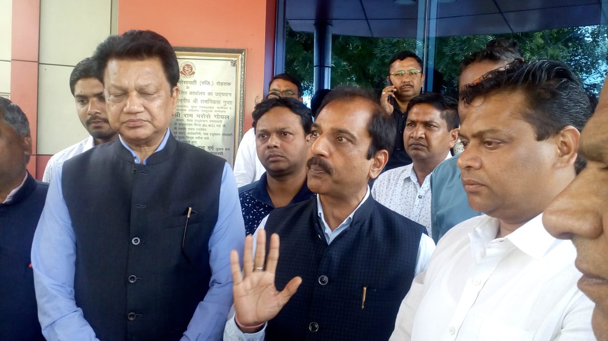 वैश्य एजुकेशन सोसाइटी में चुनाव को लेकर पत्रकारों से वार्ता करते  पवन तायल
