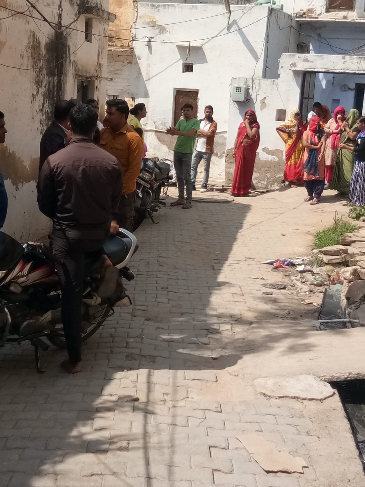 संदिग्ध अवस्था में शहर के एक मकान में मिले दो शव