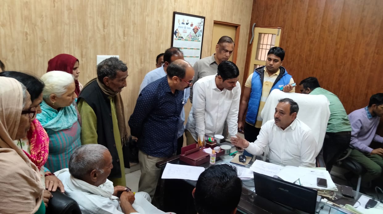 नगर निगम कार्यालय में टावर के मामले को लेकर अधिकारी से मिलते प्रेम नगर कॉलोनी के लोग। संवाद
