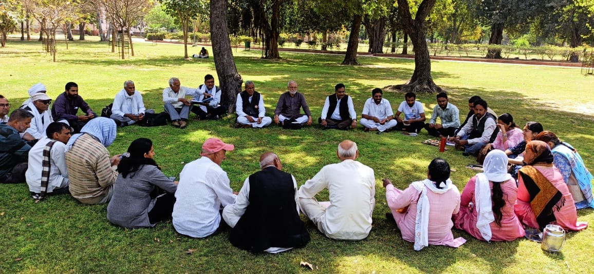 आंगनबाड़ी कार्यकर्ताओं के समर्थन मैं हुड्डा सिटी पार्क में मीटिंग करते विभिन्न संगठनों के पदाधिकारी। संवाद