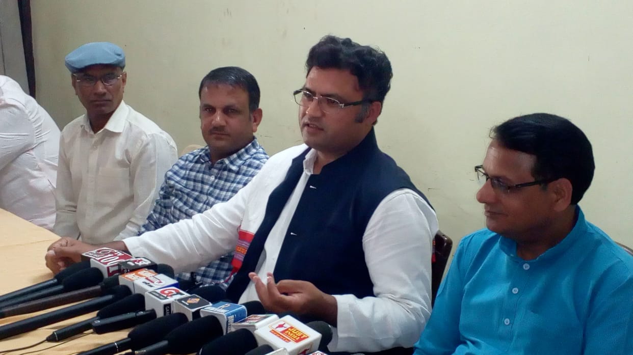 रोहतक में  पत्रकारों से वार्ता करते तृणमूल कांग्रेस के प्रदेश अध्यक्ष अशोक तंवर