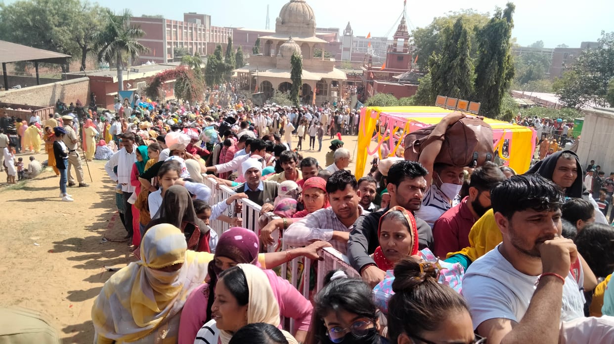 श्री बाबा मस्त मठ में आयोजित वार्षिक मेले में लगी श्रद्धालुओं की भीड़। संवाद