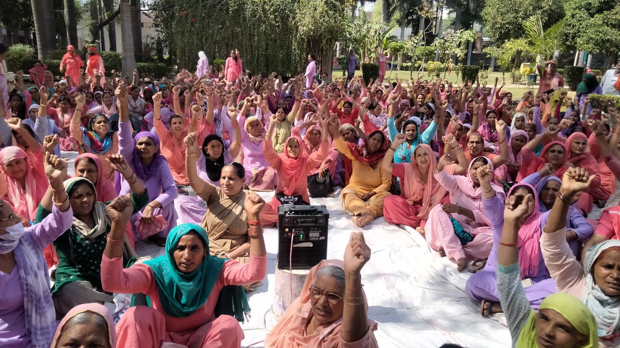 मानसरोवर पार्क में अपनी मांगों को लेकर नारेबाजी करते आंगनबाड़ी कार्यकर्ता। संवाद
