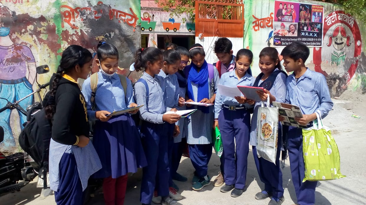 हरियाणा में वार्षिक परीक्षा शुरू, जनता कॉलोनी के सरकारी  स्कूल  से परीक्षाएं देकर निकलती छात्राएं।