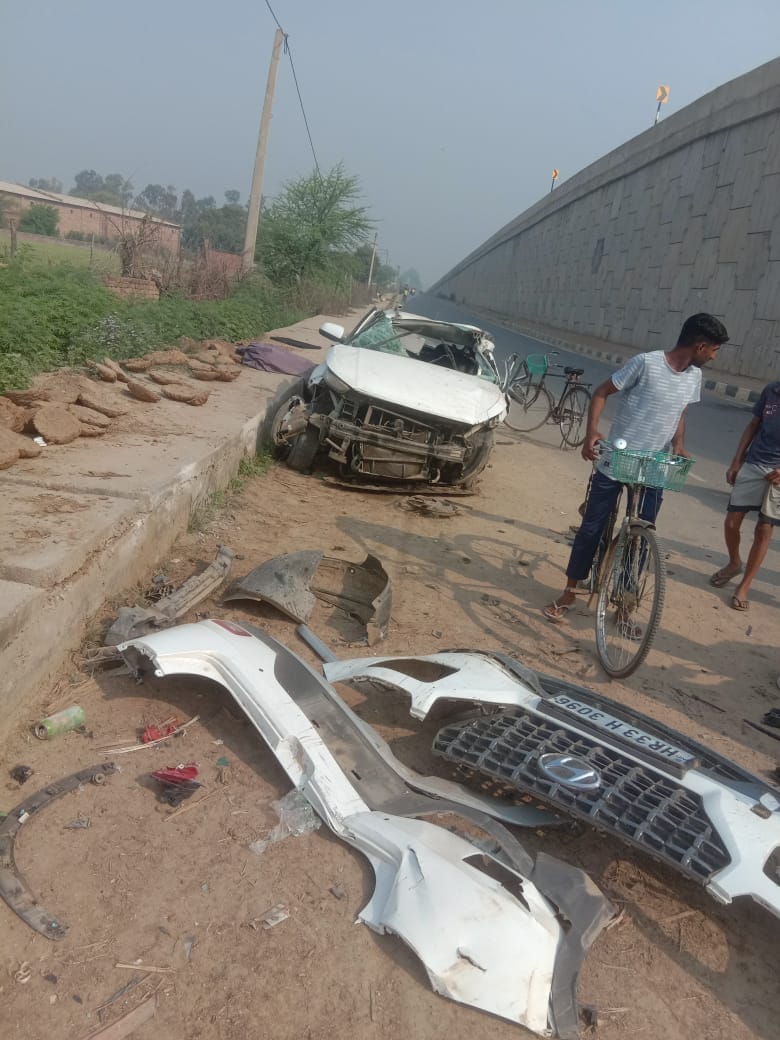 नरवाना रोड फ्लाइओवर से गिरी कार, रजाना निवासी युवक की मौत, दो घायल