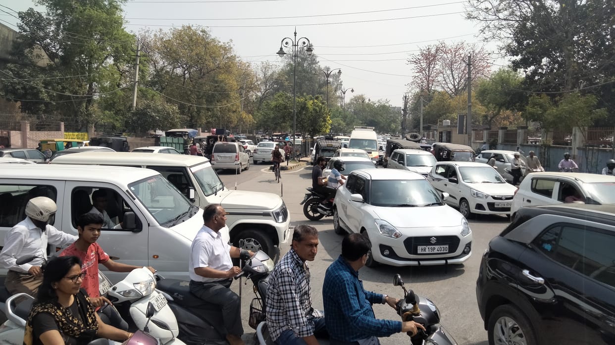 सोनीपत स्टैंड से अंबेडकर चौक तक लगे जाम में फंसे लोग । संवाद