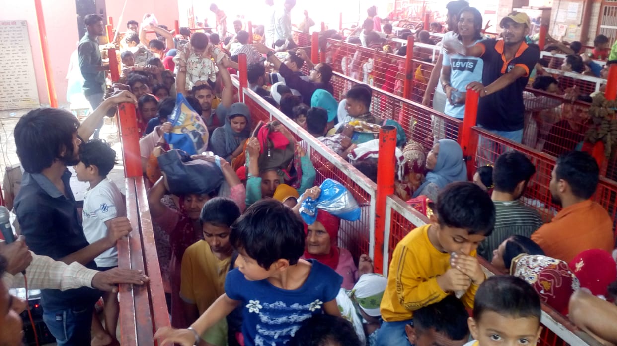 माता दरवाजा स्थित शीतला माता मंदिर में पूजा करते श्रद्धालु