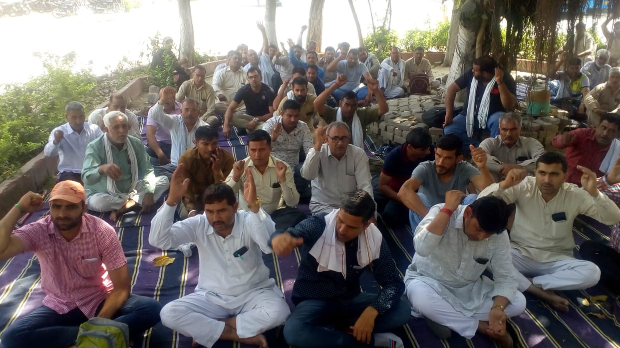 रोडवेज की राष्ट्रव्यापी हड़ताल को लेकर  नए बस  पर गेट मीटिंग के दौरान  प्रदर्शन करते  रोडवेज के कर्मचारी