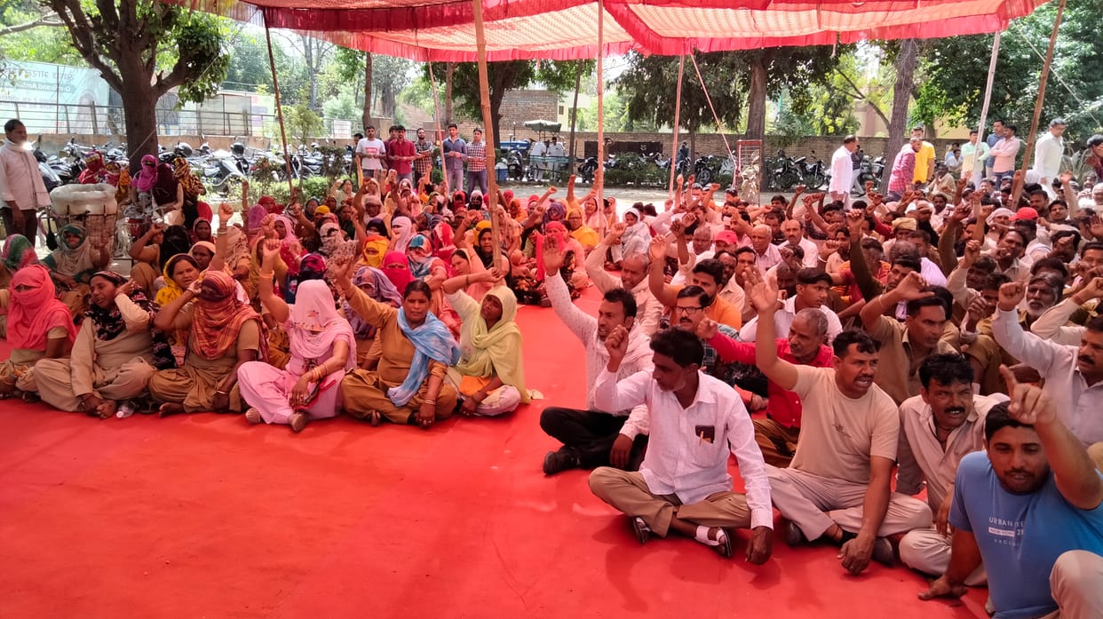 नगर निगम कार्यालय में अपनी मांगों को लेकर नारेबाजी करते कर्मचारी। संवाद