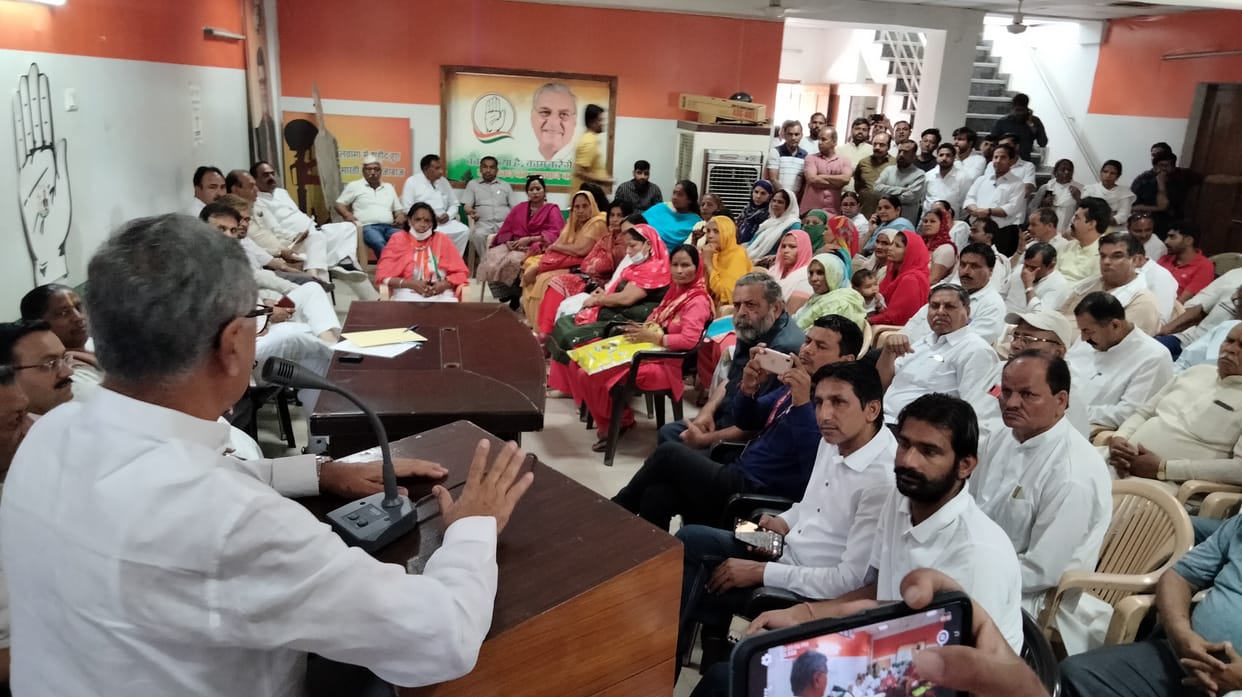 आंबेडकर चौक स्थित कांग्रेस भवन में बैठक के दौरान संबोधित करते विधायक बीबी बतरा। संवाद