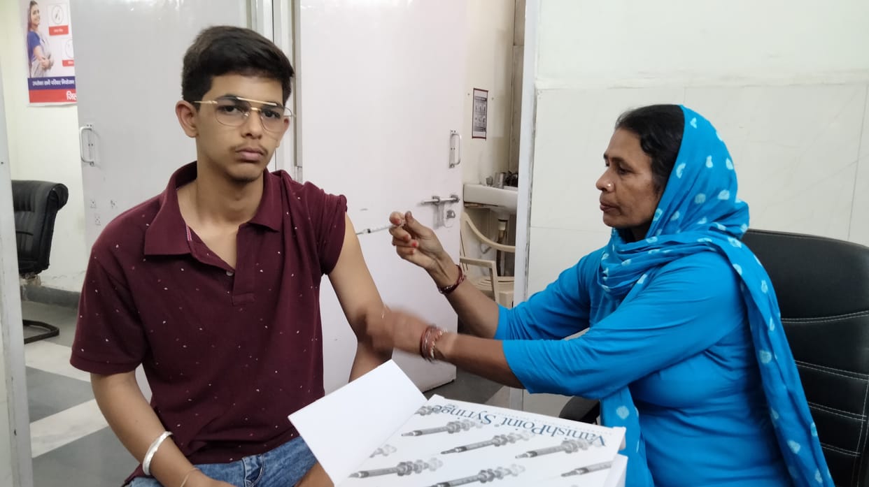 जिला अस्पताल में वैक्सीन लगाते स्वास्थ्य विभाग के कर्मचारी। संवाद