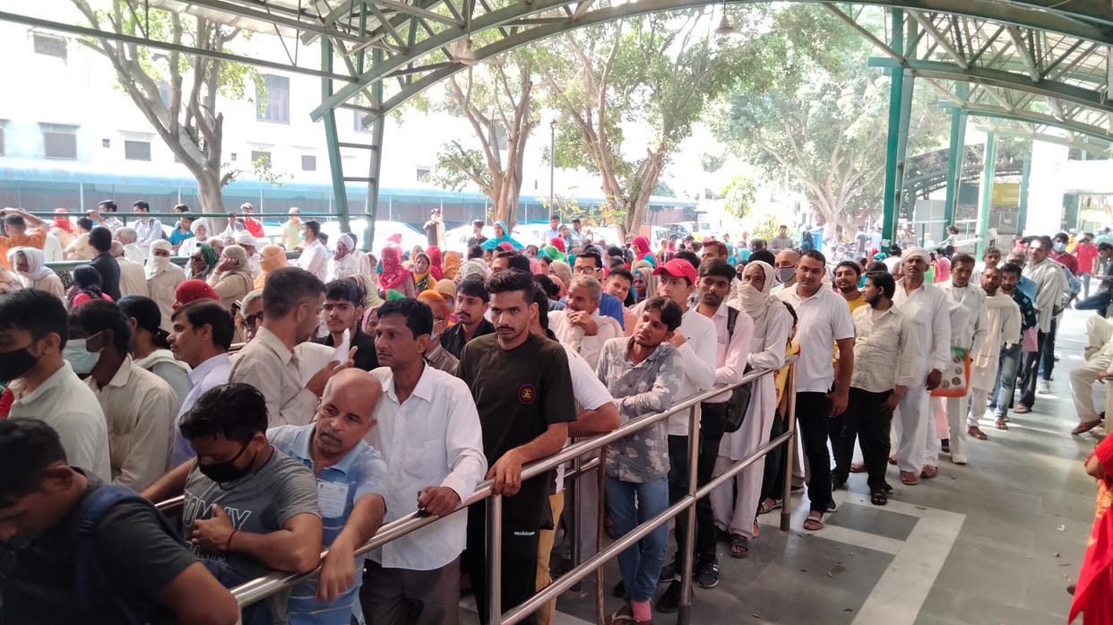 सिविल अस्पताल में कर्मचारियों के धरने पर होने के कारण पर्ची काउंटर पर लगी मरीजों की लंबी लाइन। संवाद