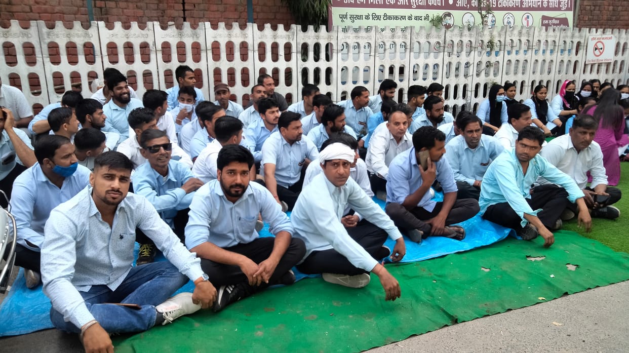 जिला अस्पताल में अपनी मांगों को लेकर धरने पर बैठे कर्मचारी। संवाद