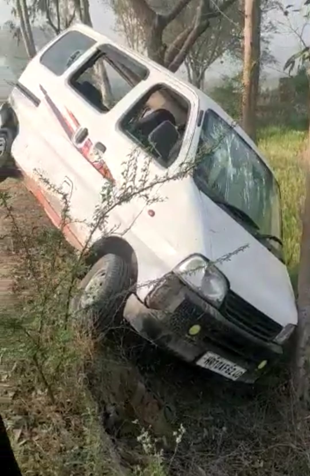 चालक पर चाकू से हमला कर ईको लूटी, दुर्घटनाग्रस्त होने पर खुर्मपुर के पास छोडक़र फरार