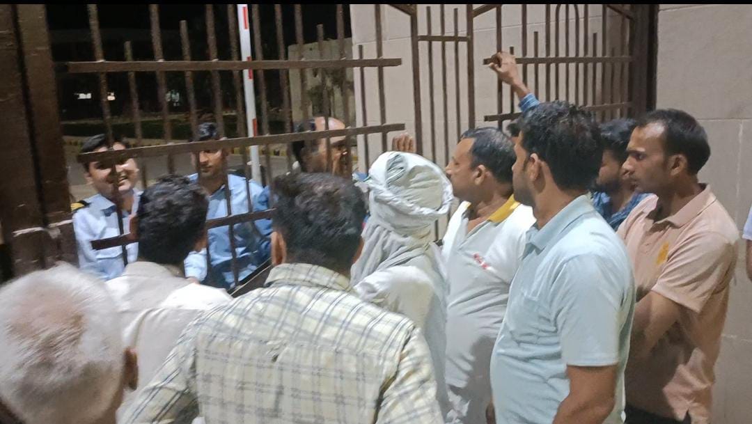 बिजली कटों से परेशान लोगों ने सीआरएसयू के बाहर किया हंगामा