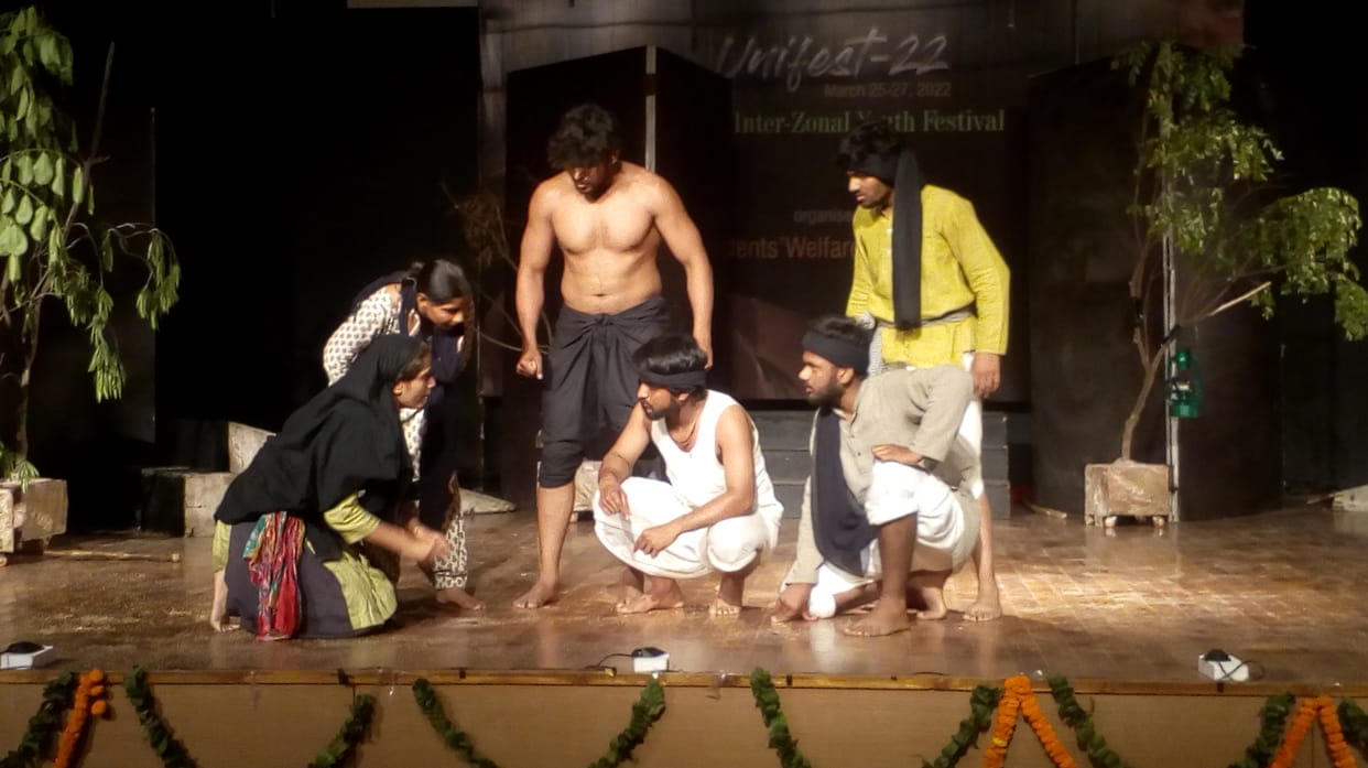 एमडीयू में 40वे इंटर जोनल यूथ फेस्टिवल में आरके सभागार में हिंदी नाटक  प्रस्तुत करते कलाकार