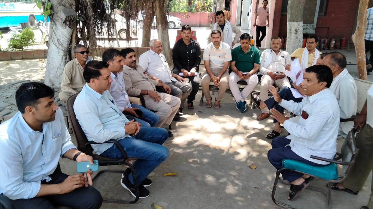 रोहतक बस स्टैंड पर मीटिंग करते रोडवेज के कर्मचारी। संवाद