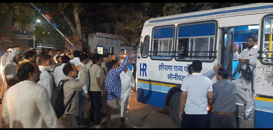 राष्ट्रव्यापी हड़ताल : बस अड्डे से बस बाहर निकालने पर हुआ हंगामा, परिचालक ने लगाया बैग छीनने का आरोप