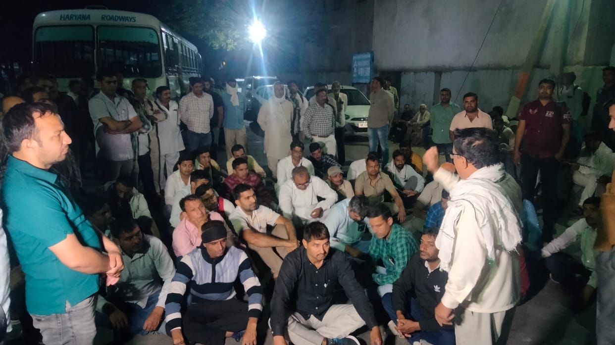 सोमवार को नए बस स्टैंड पर की मांगों को लेकर नारेबाजी करते रोडवेज के कर्मचारी। संवाद