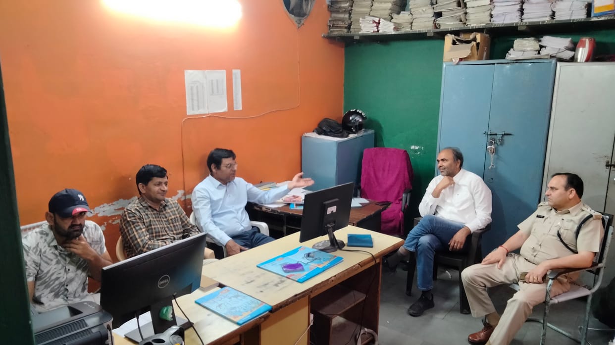 नए बस स्टैंड पर रोडवेज कर्मचारियों के हड़ताल के दौरान मौके पर पहुंचे अधिकारी। संवाद