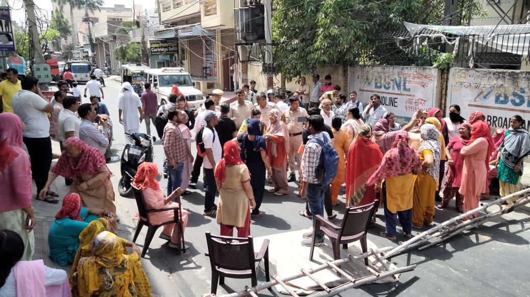 5जी टॉवर लगाने के विरोध में चुन्नीपुरा की महिलाओं ने  सड़क पर लगाया जाम