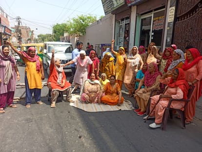 5जी टॉवर लगाने के विरोध में चुन्नीपुरा की महिलाओं ने  सड़क पर लगाया जाम