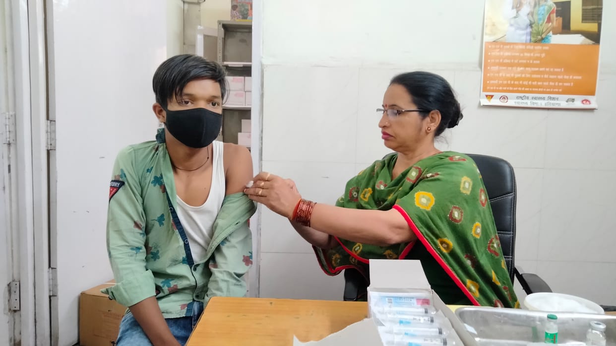 जिला अस्पताल में वैक्सीन लगाते स्वास्थ्य विभाग की स्टाफ नर्स। संवाद