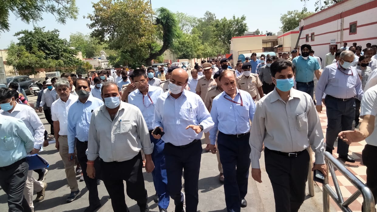 रोहतक रेलवे स्टेशन पर निरक्षण करते रेलवे जीएम । संवाद