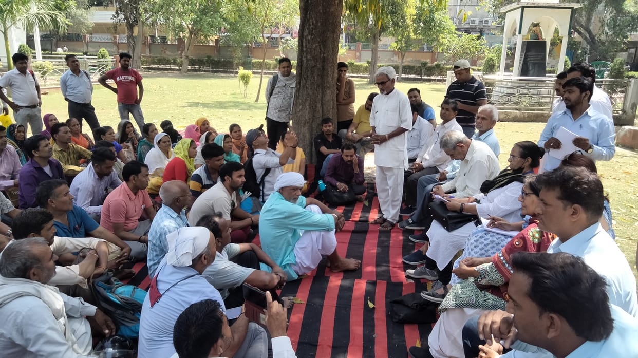 134a के मामले को लेकर मानसरोवर पार्क में मीटिंग करते  बच्चों के अभिभावक। संवाद