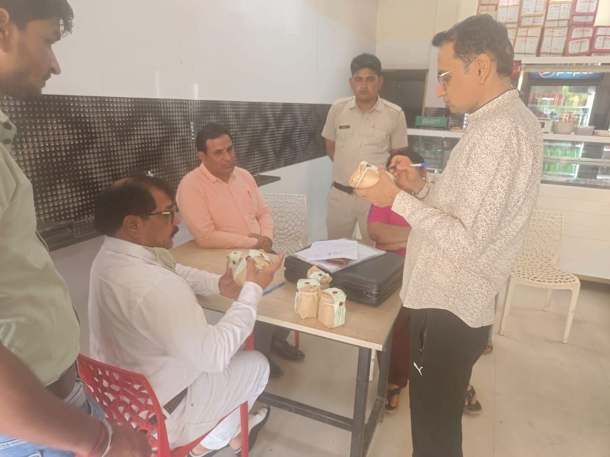 दूध व मिठाई की दुकानों में मिलावट की शिकायत को लेकर एसडीएम की छापामारी सैंपल लिए