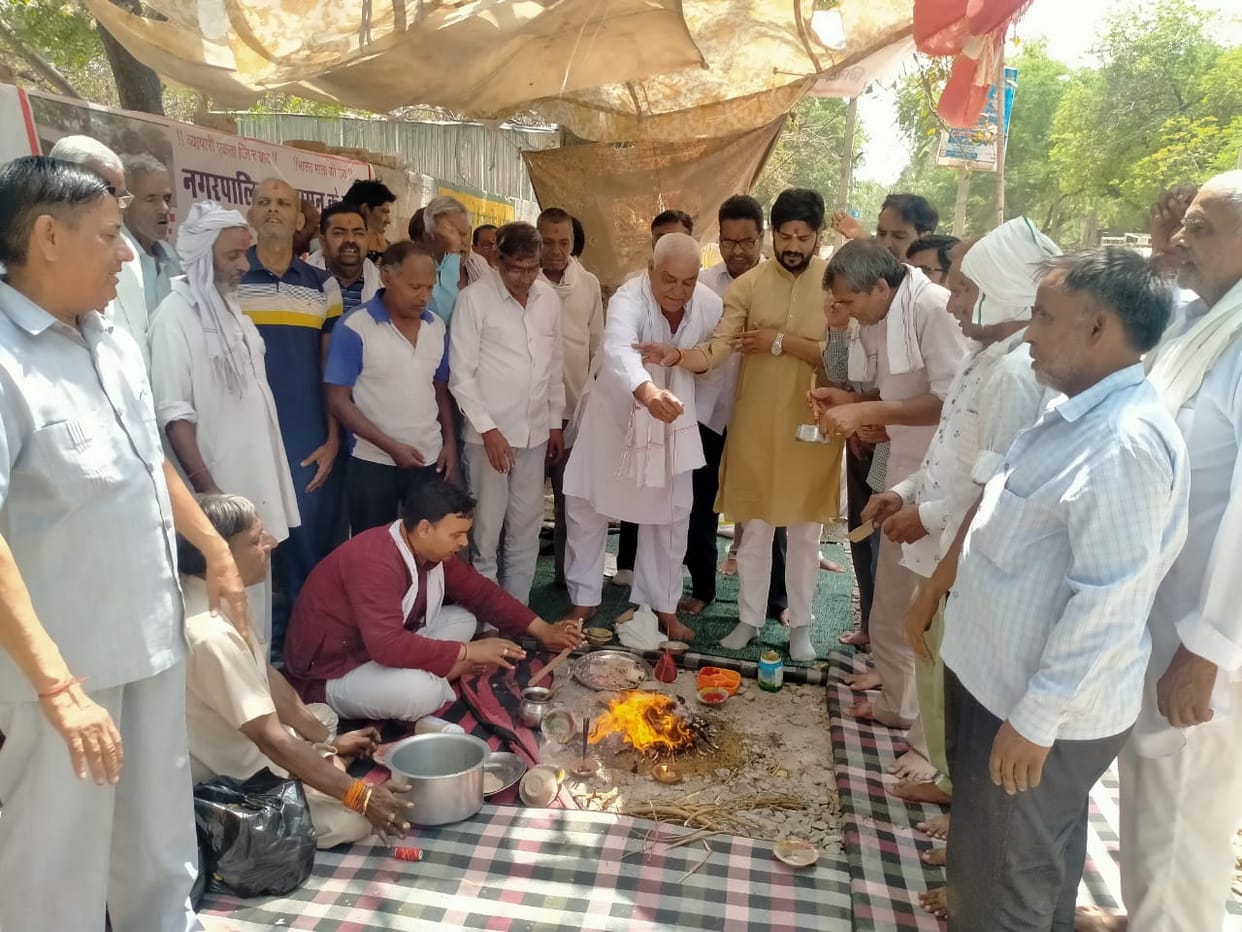 दुकानदारों ने नपा व सरकार की सद्बुद्धि के लिए किया हवन, दुकानदार बोले, आदेशों में नहीं था रेलवे रोड का जिक्र