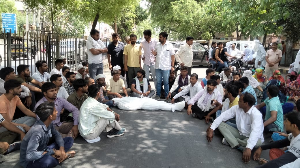 फैक्टरी में करंट लगने से युवक की मौत,  सड़क पर शव रखकर किया प्रदर्शन