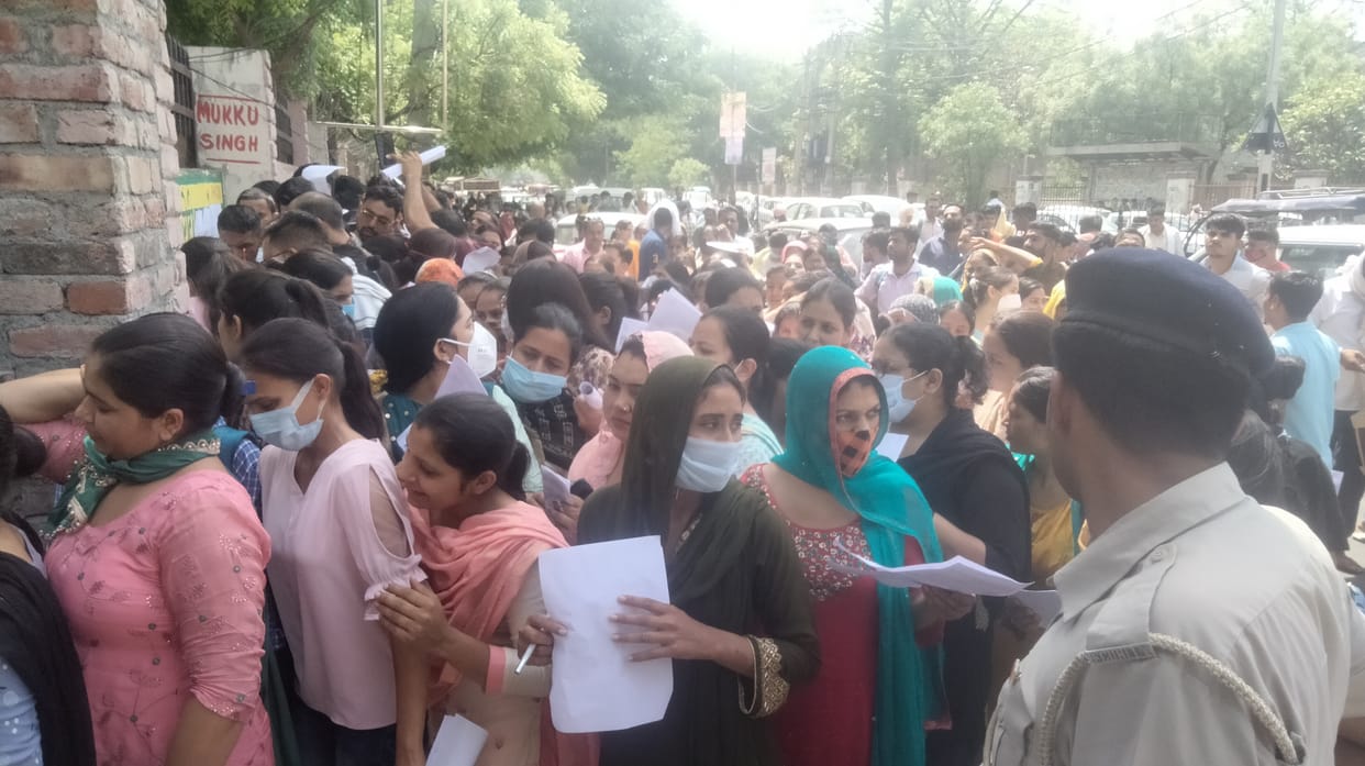 राजकीय महिला महाविद्यालय में नर्सिंग भर्ती परीक्षा के लिए पहुंचे परीक्षार्थी। संवाद