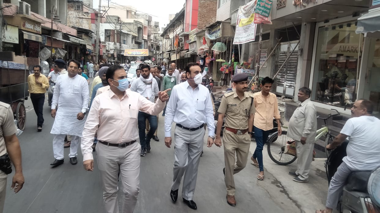 रेलवे रोड बाजार में निरीक्षण करते डीसी कैप्टन मनोज कुमार साथ में एसपी व निगम कमिश्नर। संवाद