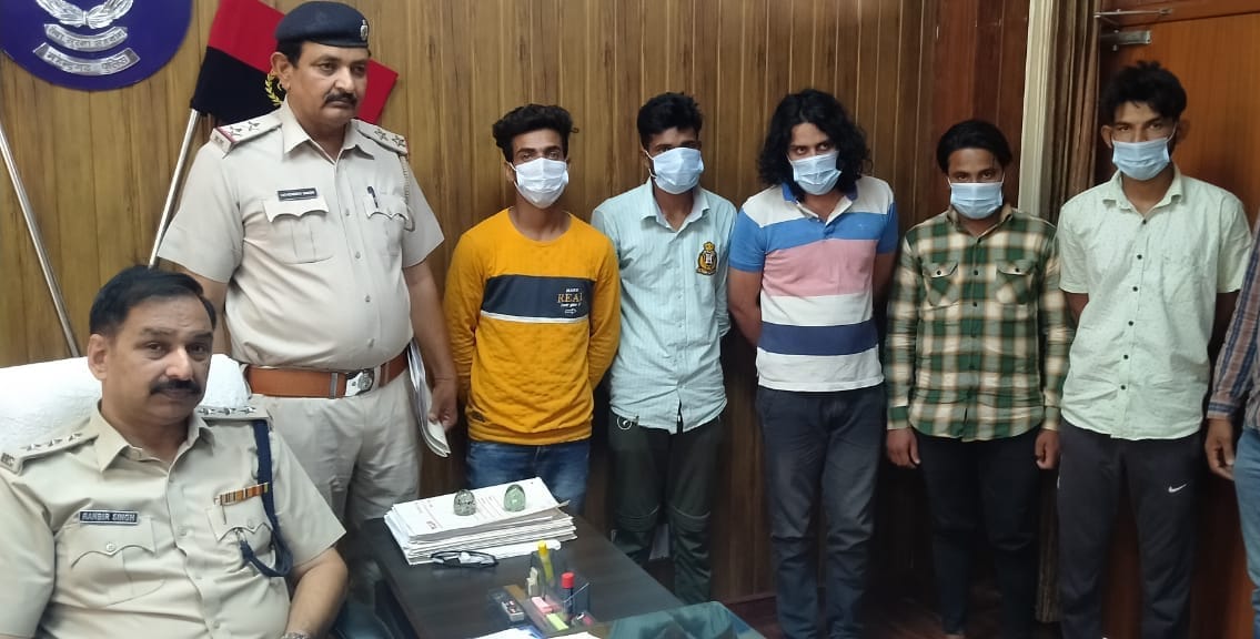 डकैती की योजना बनाते पांच आरोपियों को पुलिस टीम ने किया काबू मौके से हथियार बरामद