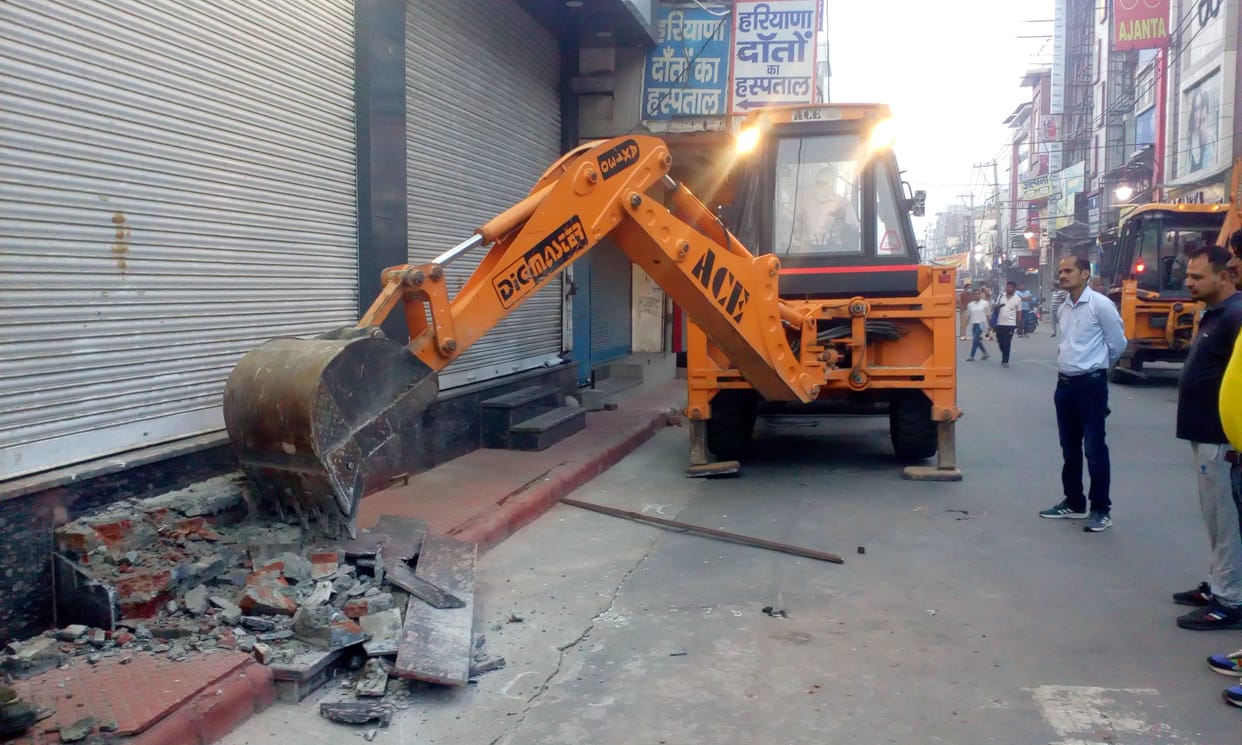 रेलवे रोड पर  फुटपाथ के अतिक्रमण को हटाता नगर निगम का जेसीबी