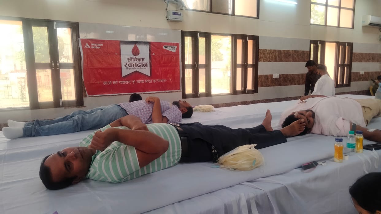 सुखपुरा चौक के पास स्थिति महात्मा ज्योतिबा फुले सामुदायिक केंद्र में आयोजित रक्तदान शिविर में रक्तदान करते रक्तदाता। संवाद