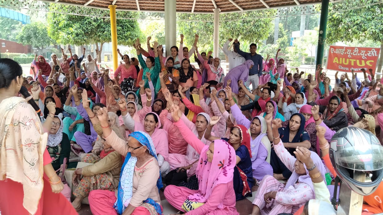 मानसरोवर पार्क में अपनी मांगों को लेकर धरने पर बैठे आंगनवाड़ी वर्कर। संवाद