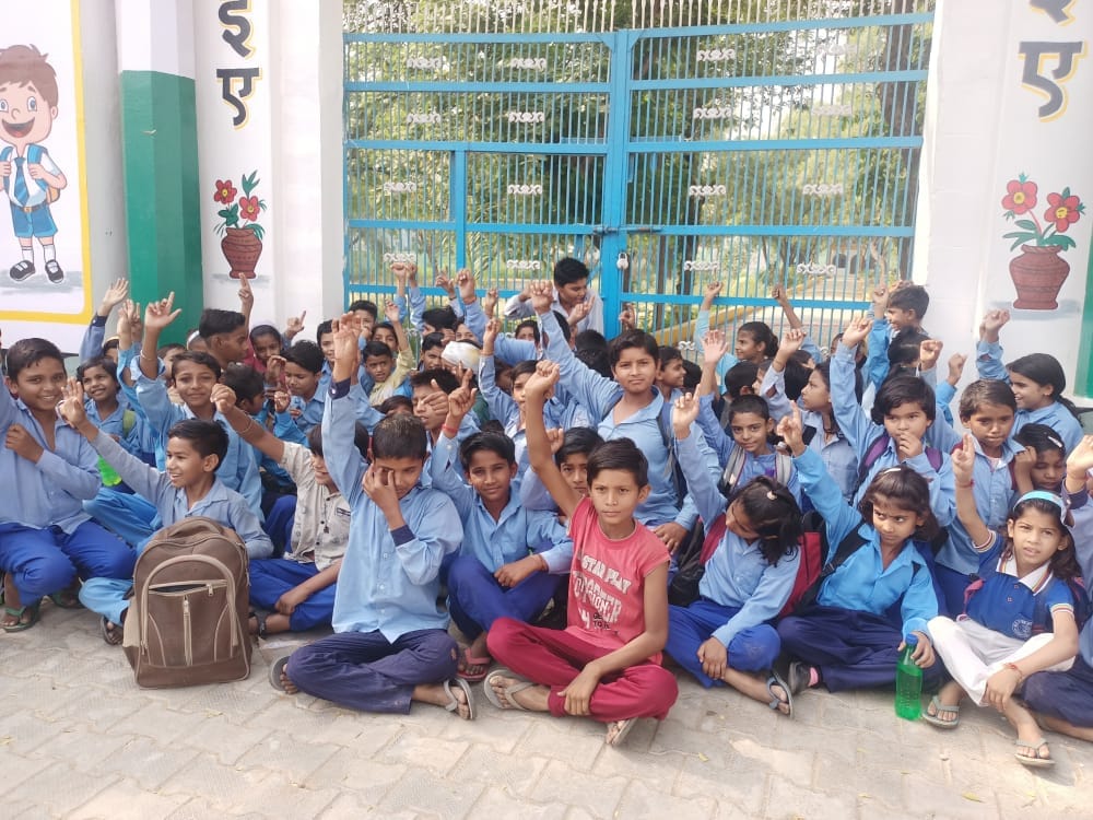 ब्राह्मणवास गांव के राजकीय स्कूल को ग्रामीणों ने जड़ा ताला