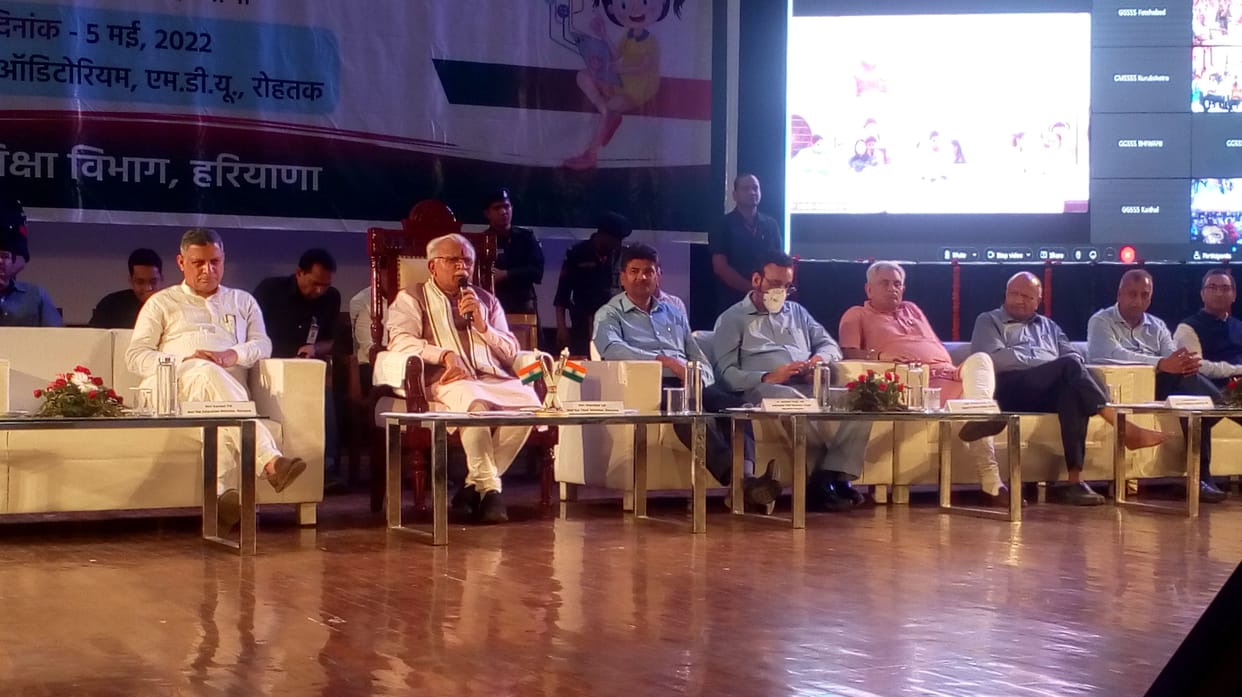 एमडीयू के टैगोर सभागार में  टेबलेट वितरण  प्रोग्राम   मुख्यमंत्री मनोहर लाल  विद्यार्थियों को संबोधित करते हुए