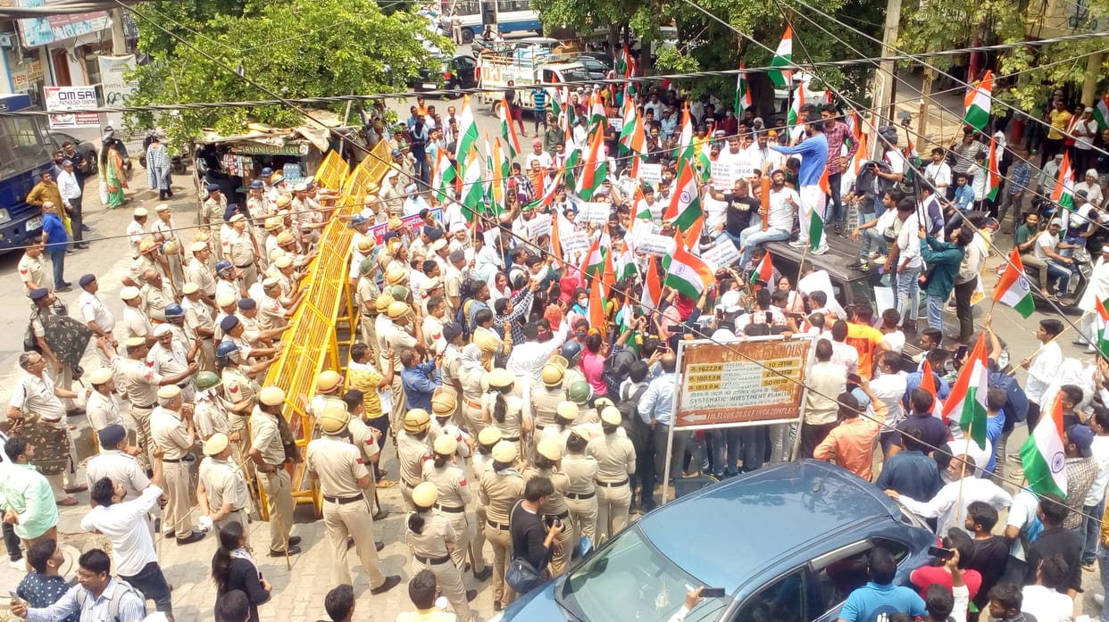 रोहतक में  भाजपा कार्यालय पर  पुलिस परीक्षा  परिणाम को लेकर  विद्यार्थियों के साथ  प्रदर्शन करते नवीन जयहिंद