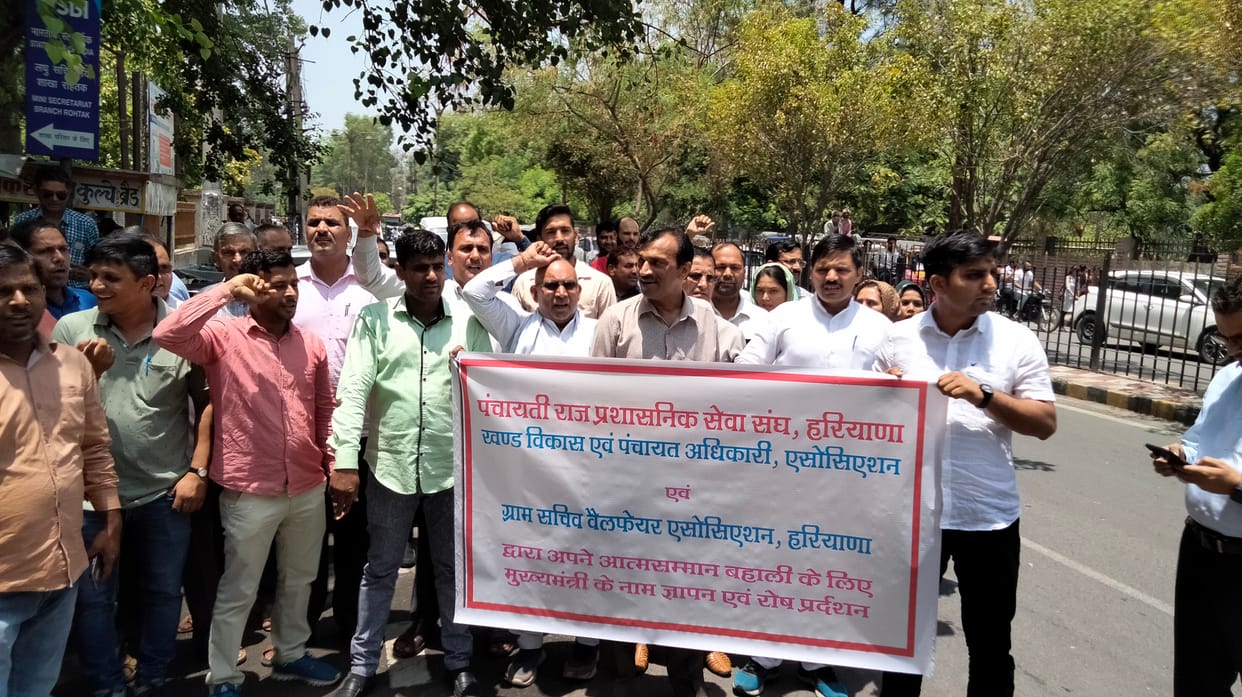 लघु सचिवालय के गेट पर अपनी मांगों को लेकर नारेबाजी करते  ग्राम सचिव वेलफेयर एसोसिएशन के सदस्य। संवाद