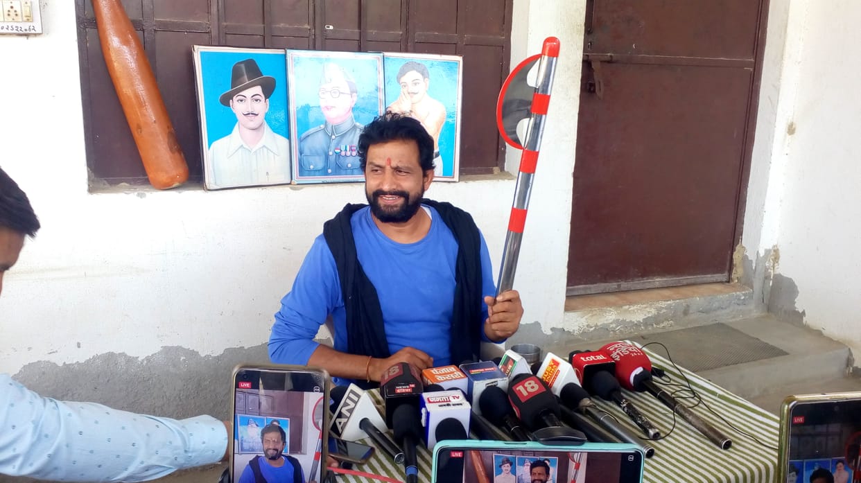 पहरावर की जमीन को लेकर  पत्रकारों से वार्ता करते नवीन जयहिंद