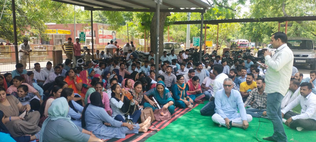 स्वास्थ्य विभाग के आउटसोर्स कर्मियों ने मांगों को लेकर प्रदर्शन किया