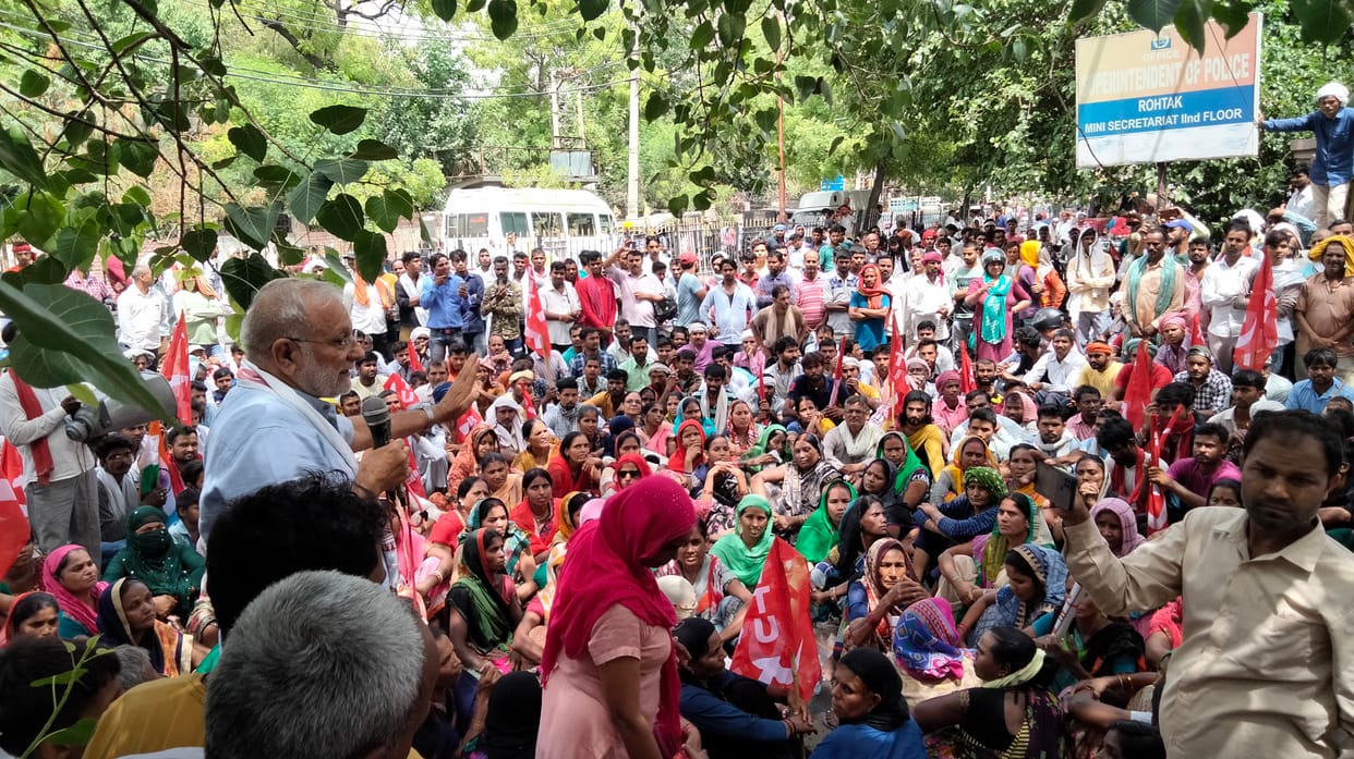 लघु सचिवालय के गेट पर अपनी मांगों को लेकर धरना देते सीटू के सदस्य। संवाद