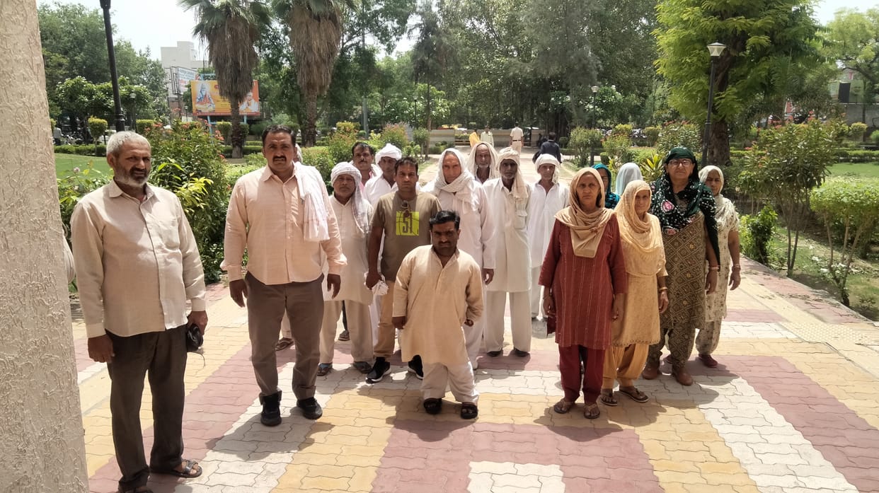 पानी की समस्या को लेकर लघु सचिवालय में डीसी से मिलने पहुंचे करोथा गांव के लोग। संवाद