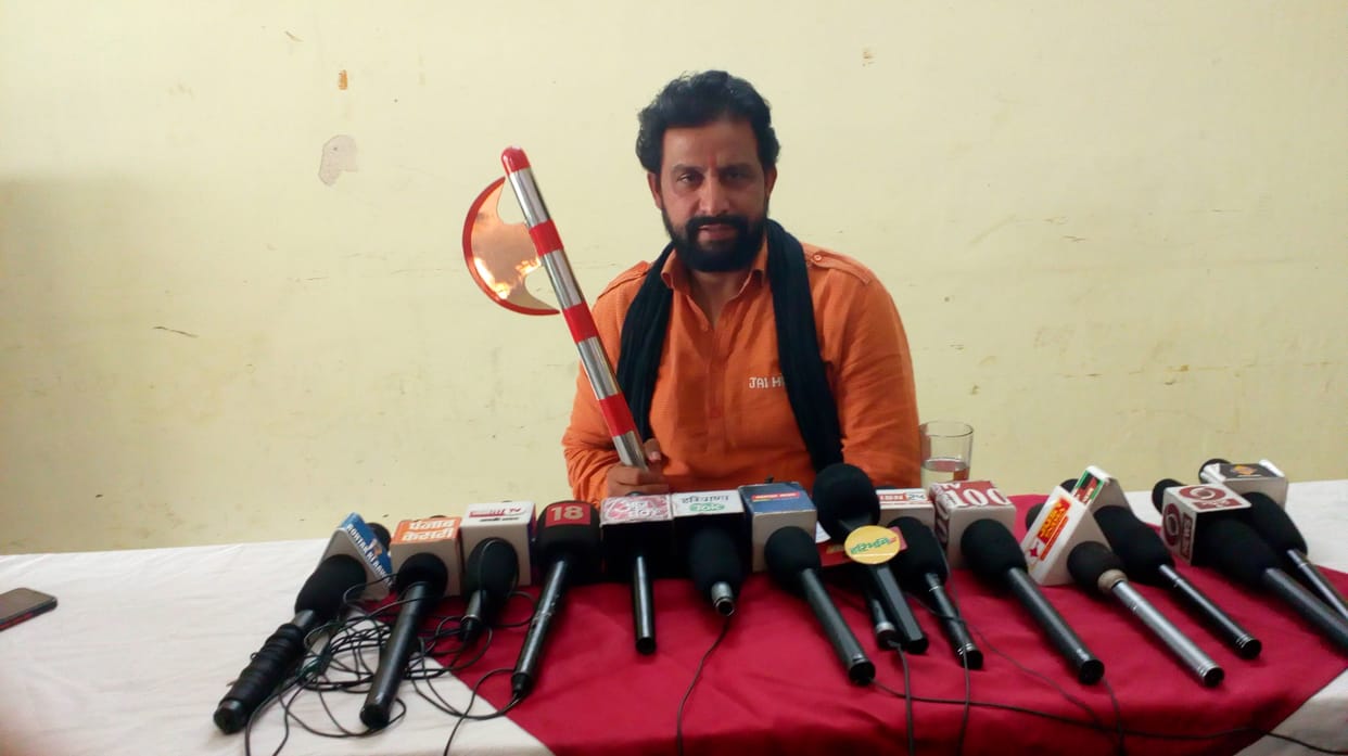 पत्रकारों से वार्ता करते नवीन जयहिंद